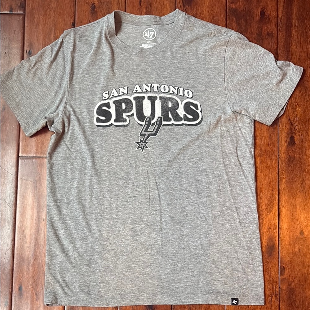 Men’s ‘47 Gray Short Sleeve Spurs Tee